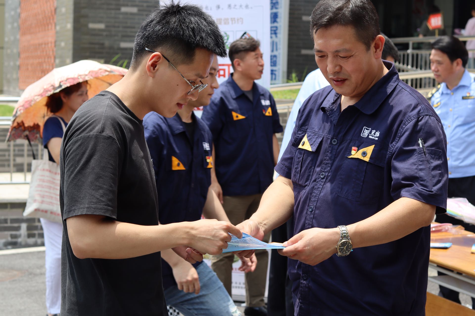 開門子物業(yè)黨支部黨員向市民宣傳“《中華人民共和國反食品浪費法》.jpg